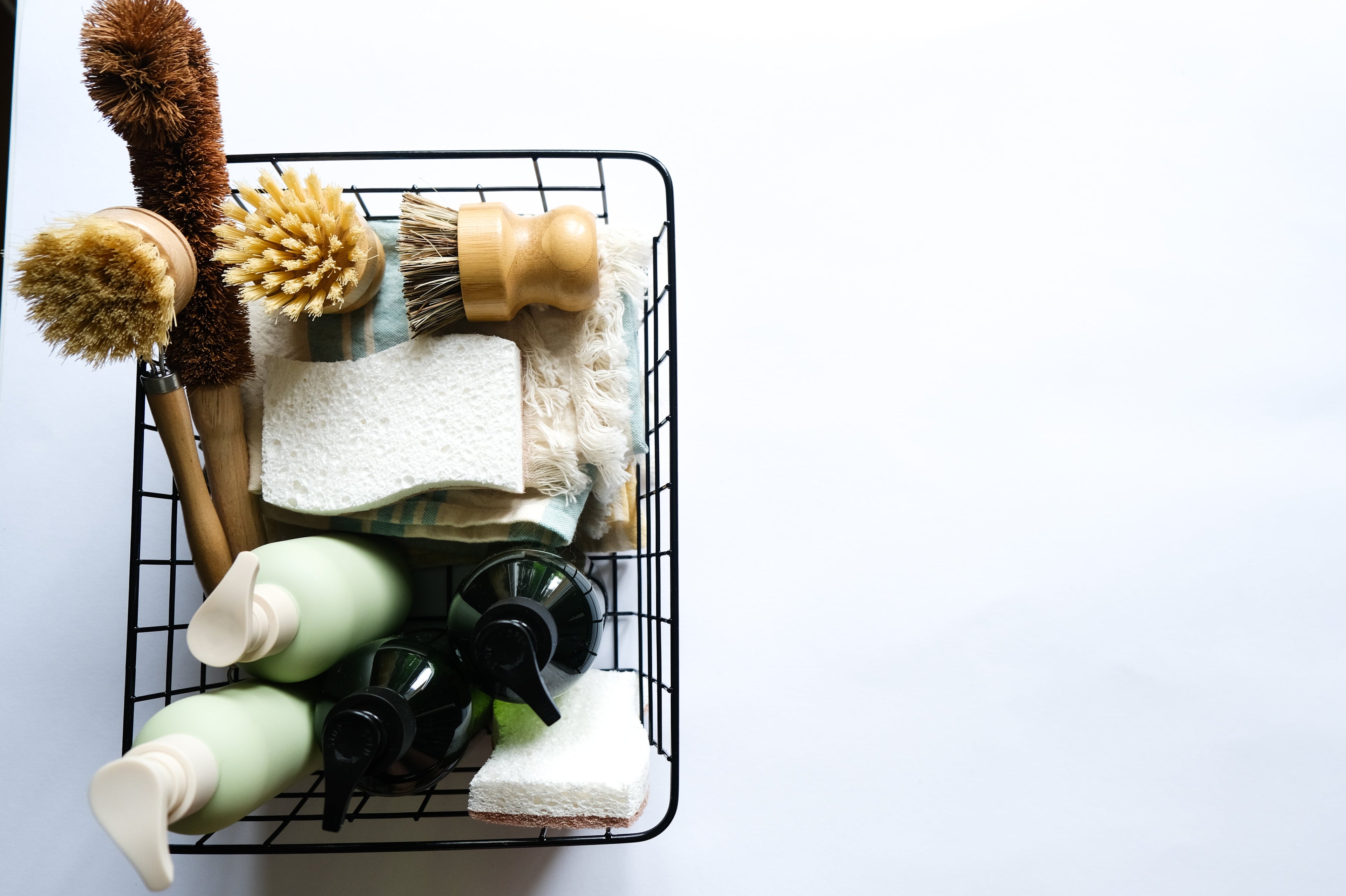 Badezimmer-Zubehör im Korb mit Naturbürsten und Pflegeprodukten